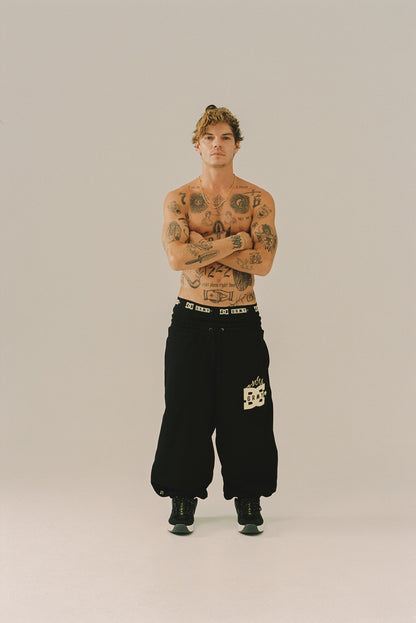 THE SWARM DC SHOES X GRIMEY BAGGY SWEATPANTS BLACK