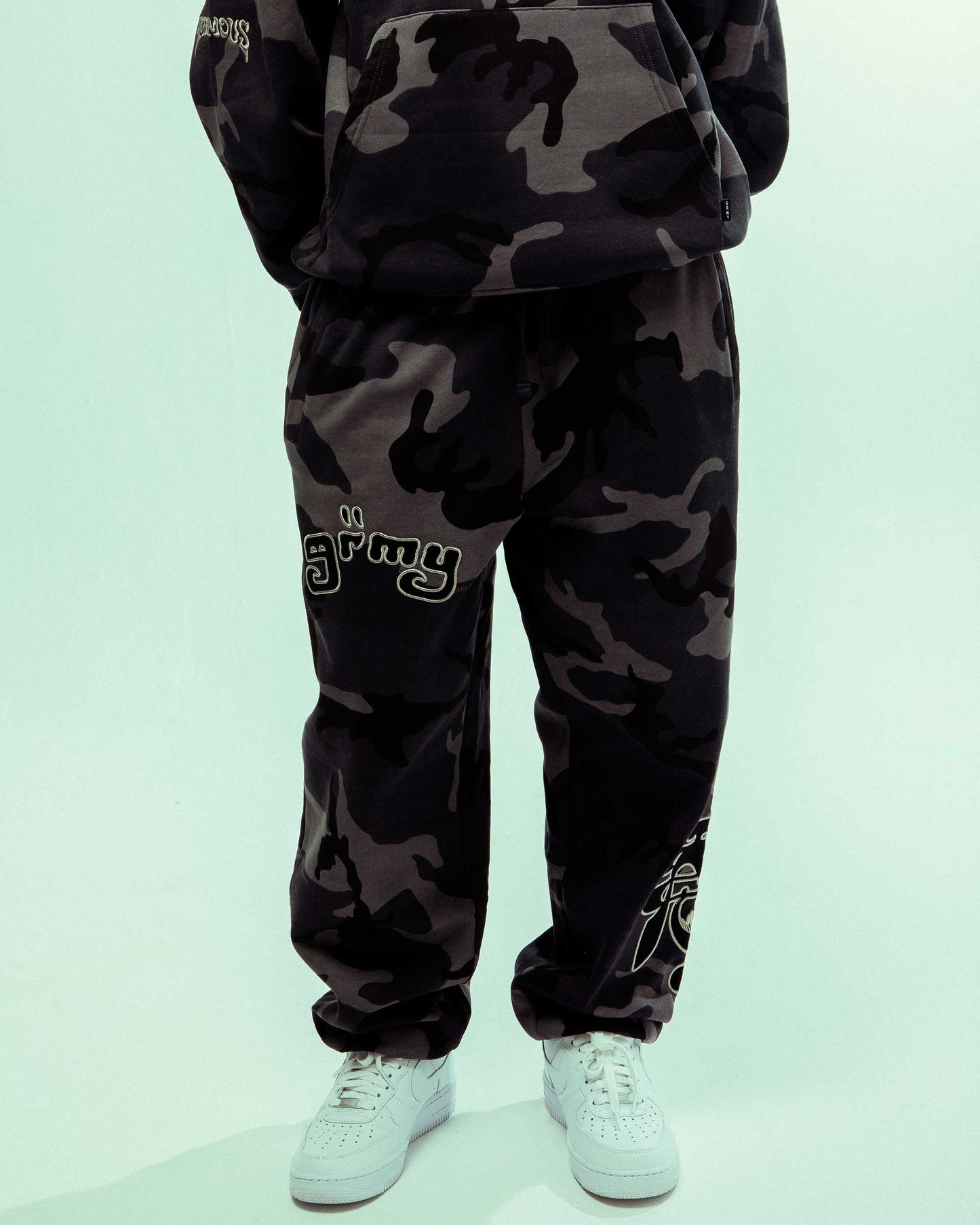 ALL OVER PRINT TUSKER TEMPLE SWEATPANTS BLACK